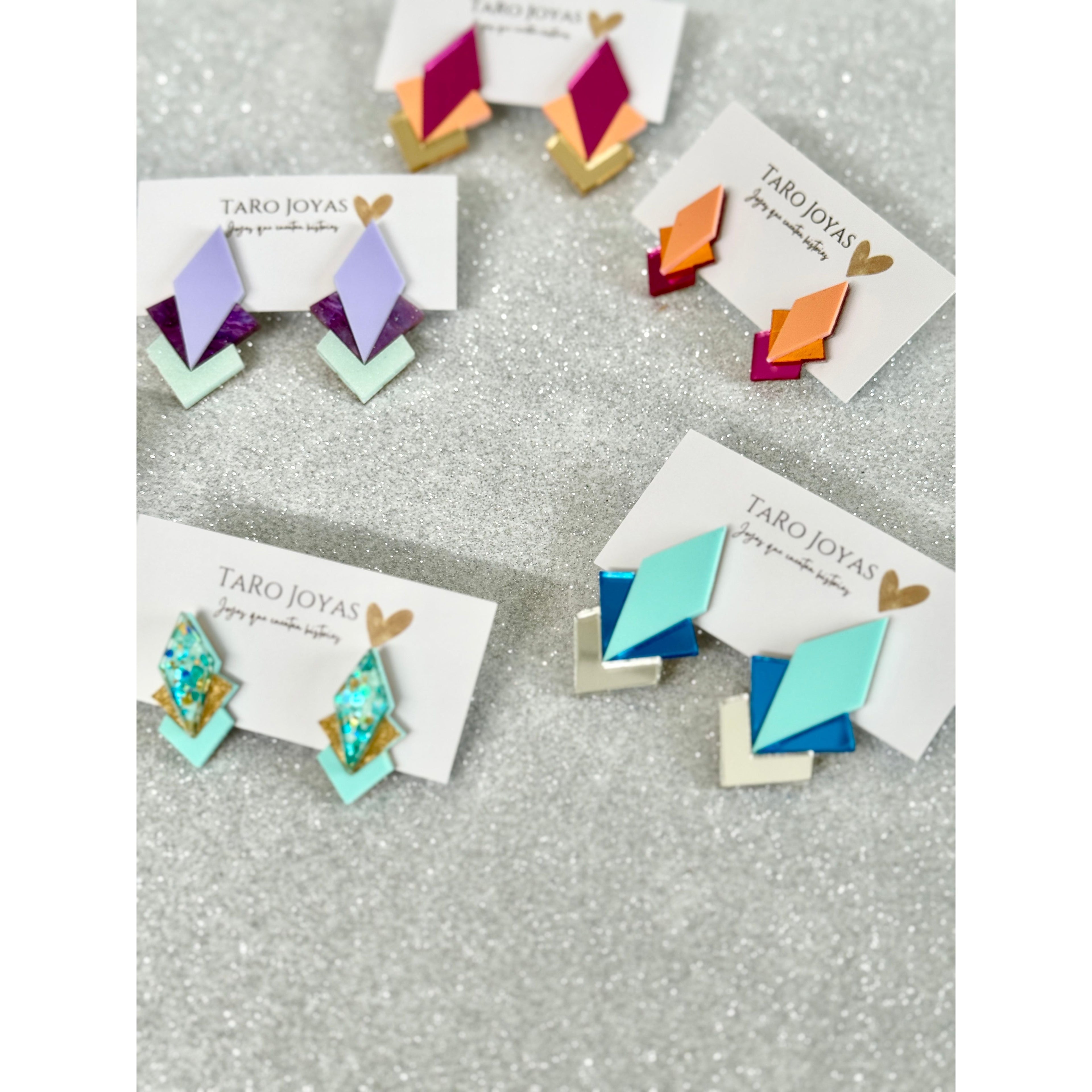 Pendientes TaRo Joyas de metacrilato ligero con colores vibrantes, colección Ataraxia, accesorios únicos y originales para elevar tu look de fin de semana o diario.