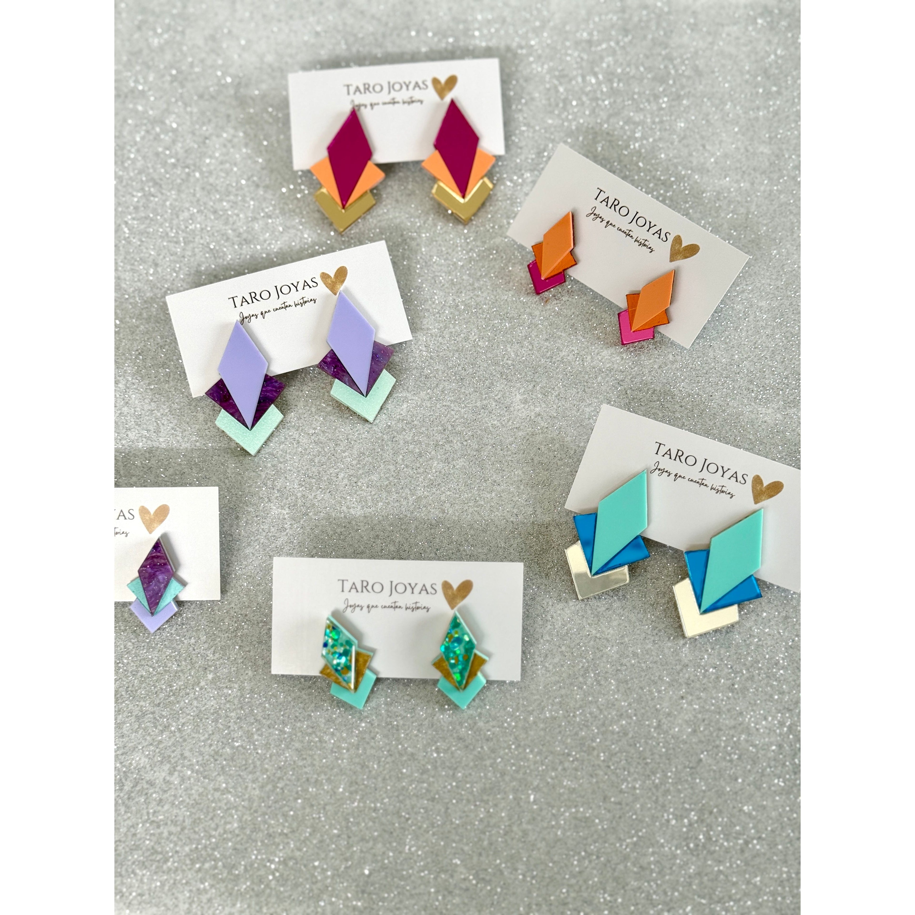 Pendientes TaRo Joyas de metacrilato ligero con colores vibrantes, colección Ataraxia, accesorios únicos y originales para elevar tu look de fin de semana o diario.