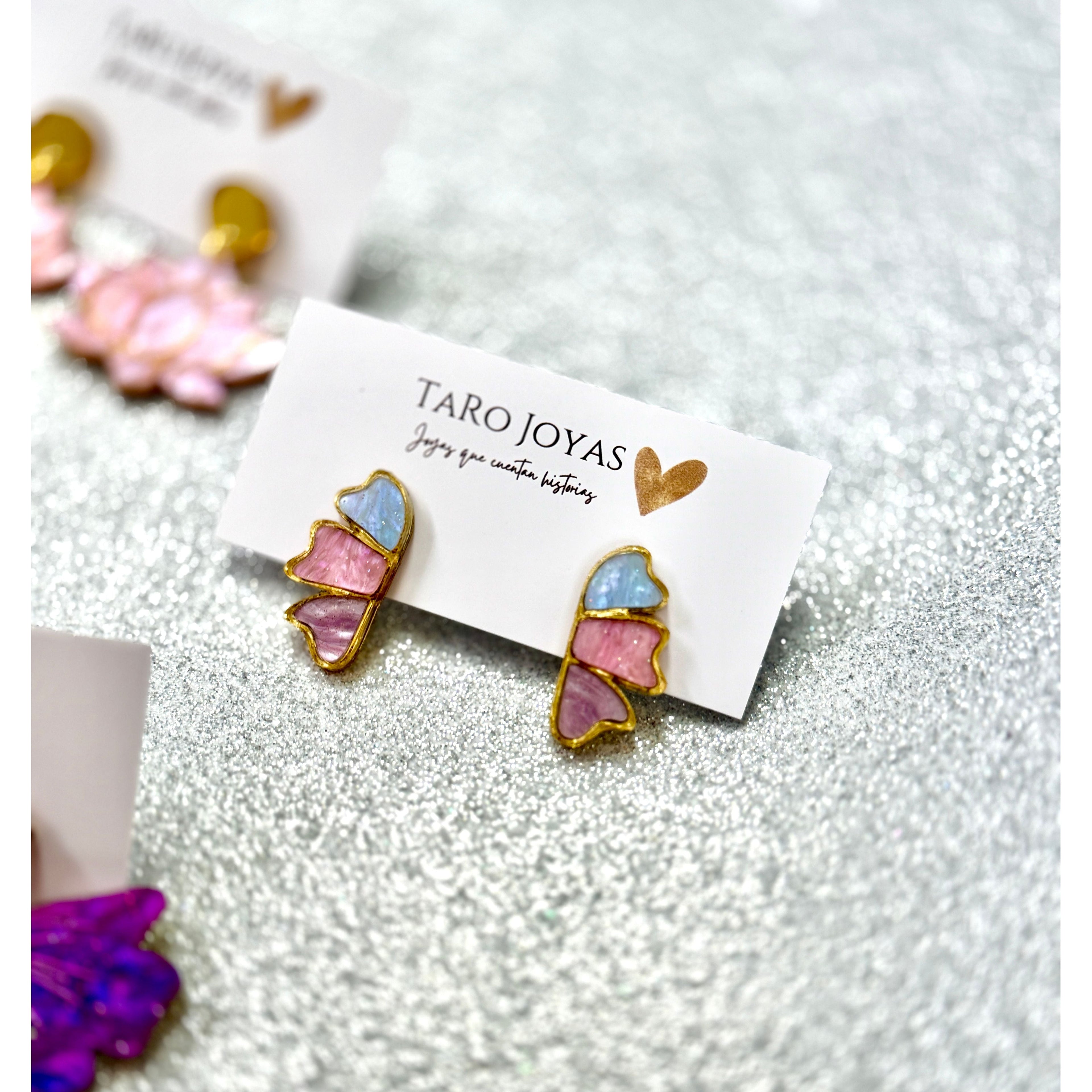 Pendientes TaRo Joyas de metacrilato ligero con diseño de flores coloridas, colección Flowers, accesorios alegres y originales que aportan brillo a tu outfit.