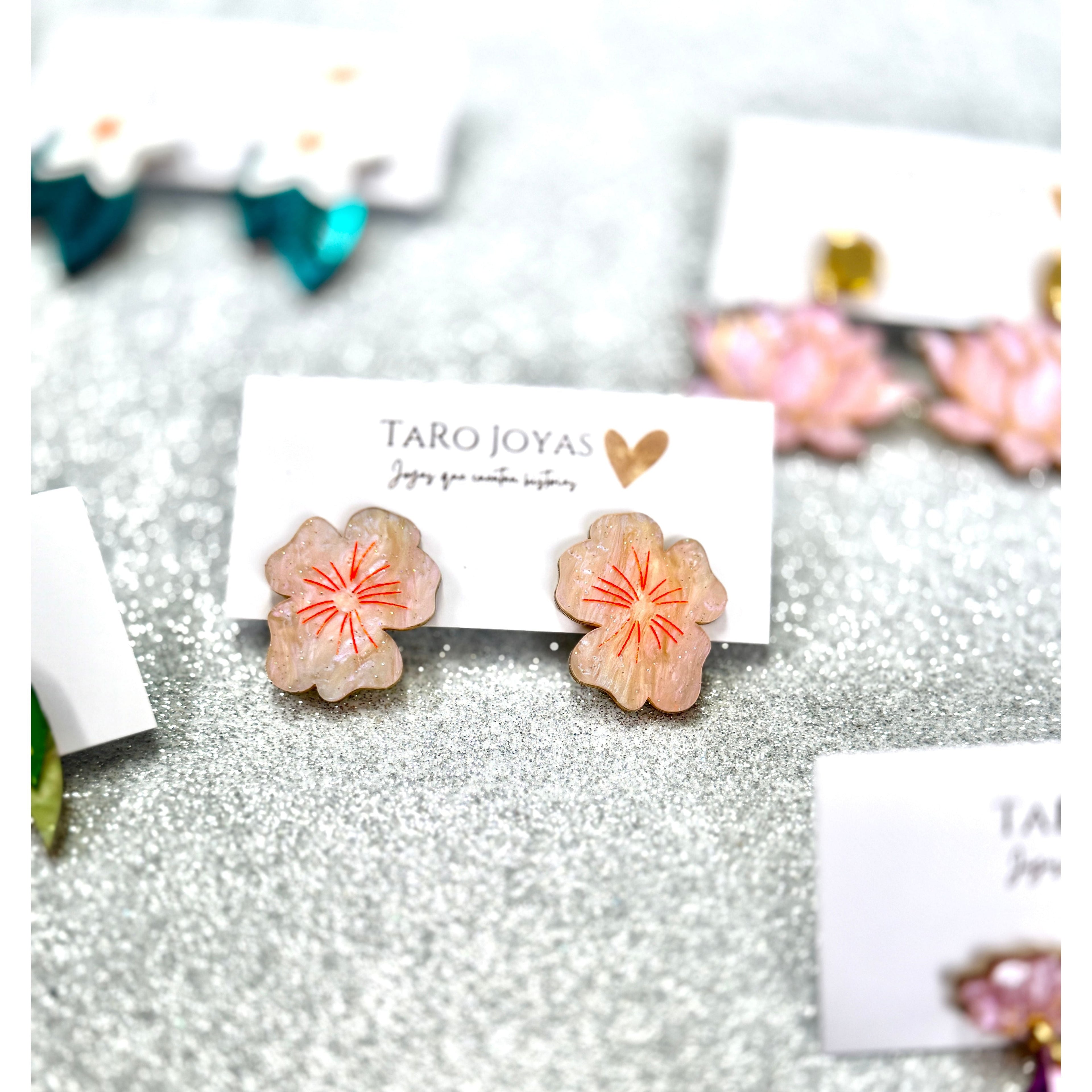 Pendientes TaRo Joyas de metacrilato ligero con diseño de flores coloridas, colección Flowers, accesorios alegres y originales que aportan brillo a tu outfit.