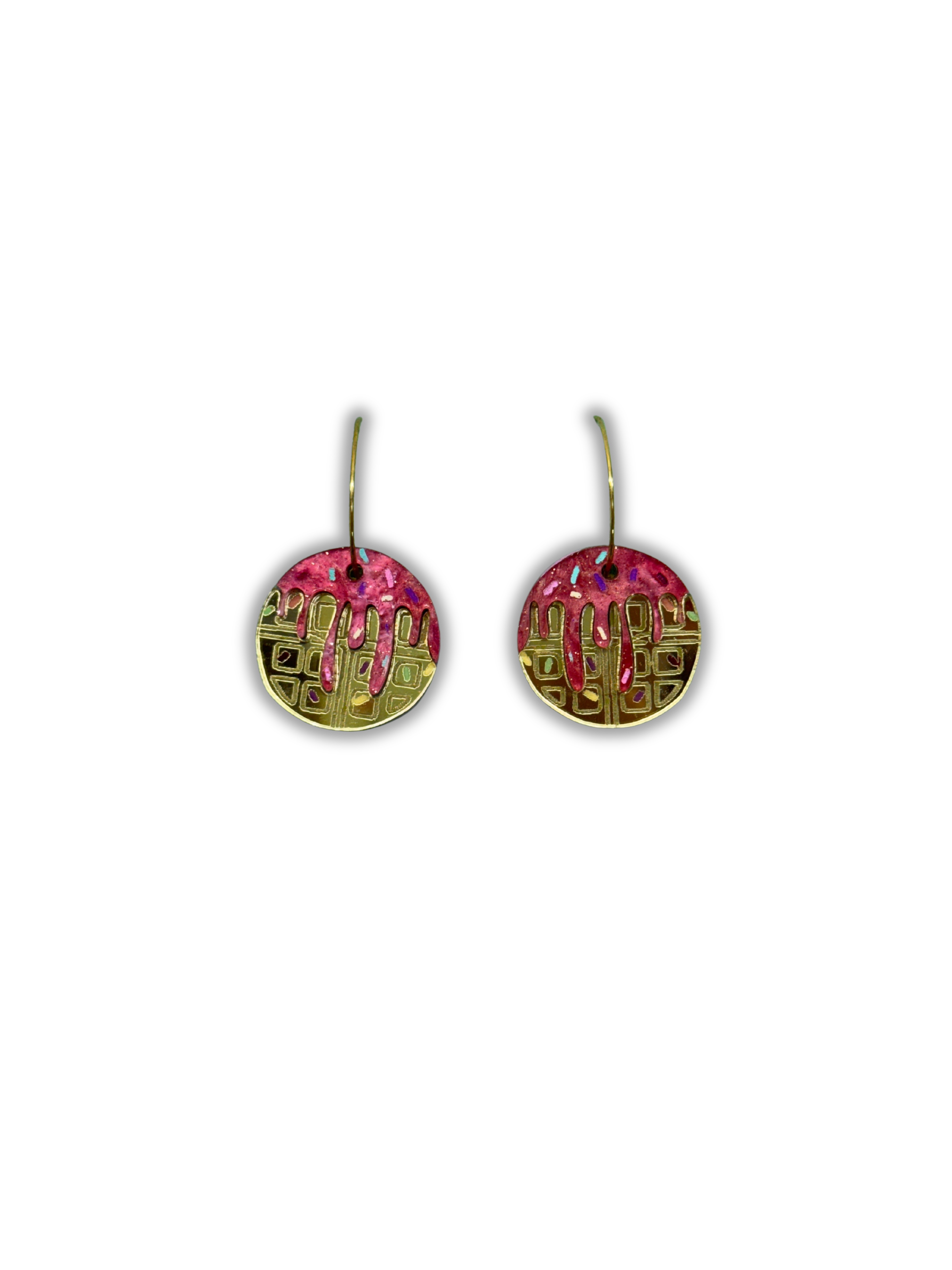 Pendientes de metacrilato ligero con forma de gofre dorado, colección Sugar Pop de TaRo Joyas, para un estilo dulce y original en tu día a día. Fondo transparente color rojo