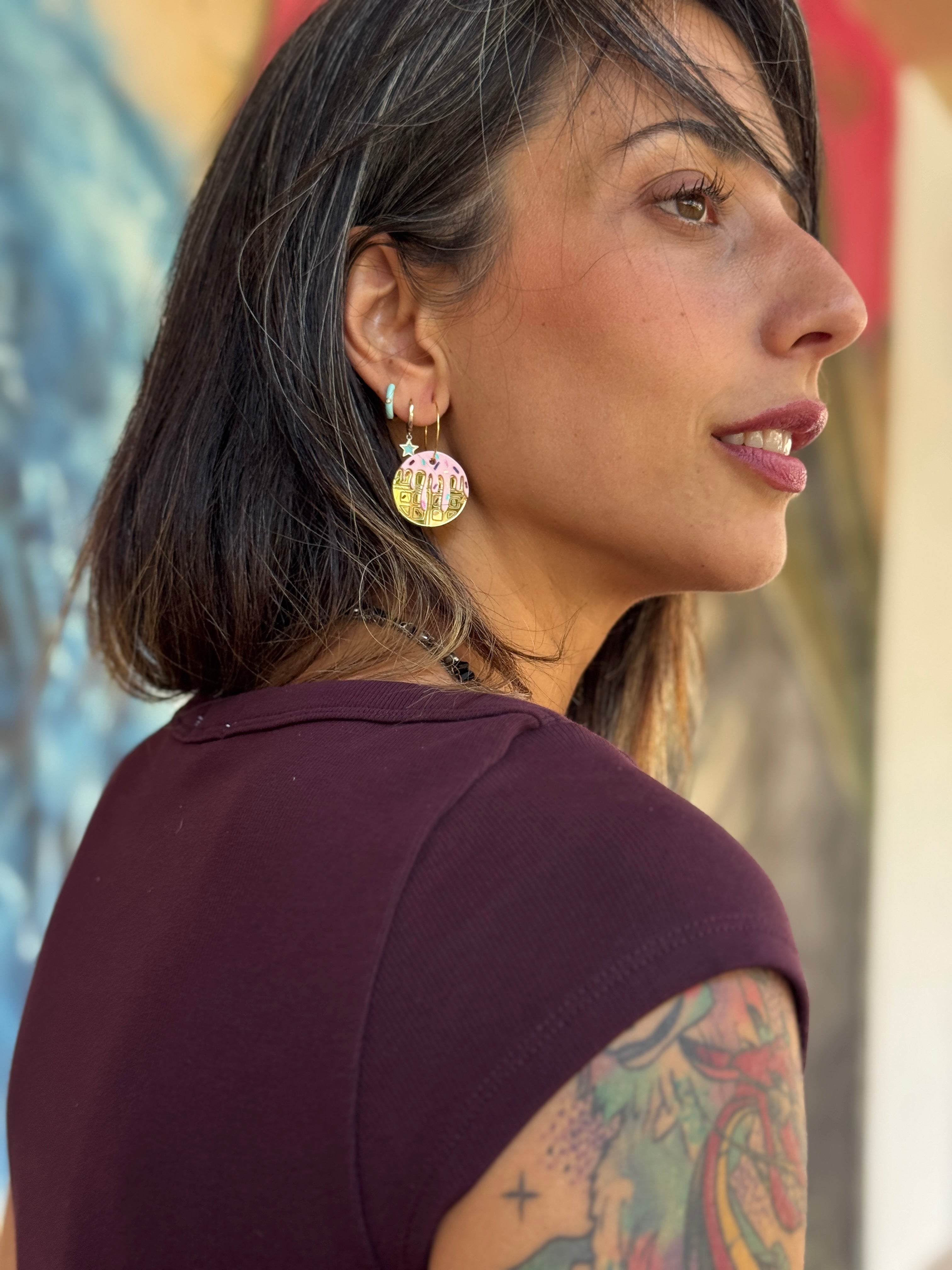 Pendientes de metacrilato ligero con forma de gofre dorado, colección Sugar Pop de TaRo Joyas, para un estilo dulce y original en tu día a día. Lifestyle