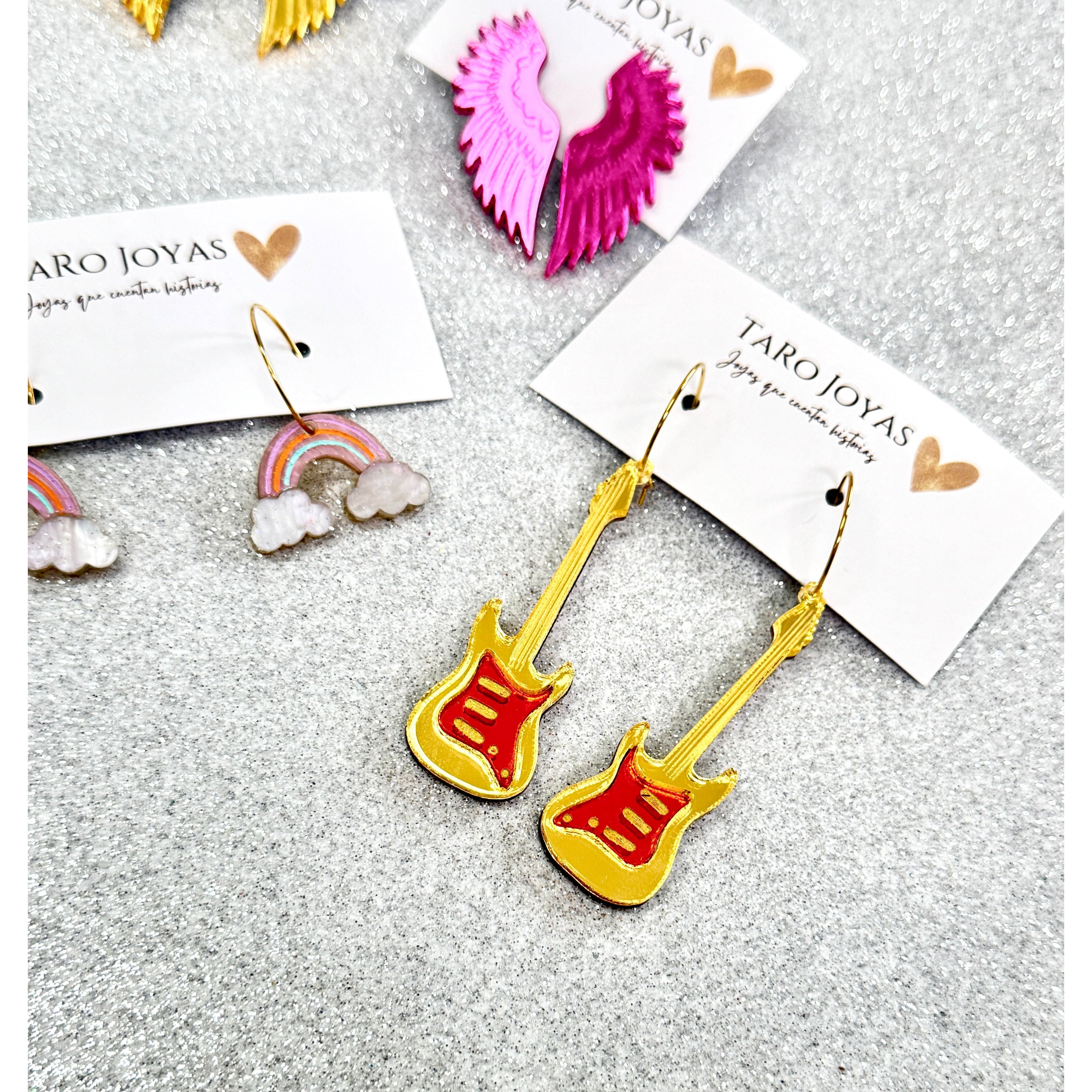 Pendientes TaRo Joyas de metacrilato ligero con forma de guitarra eléctrica, colección Bonhomía, perfectos para amantes de la música y estilo único.