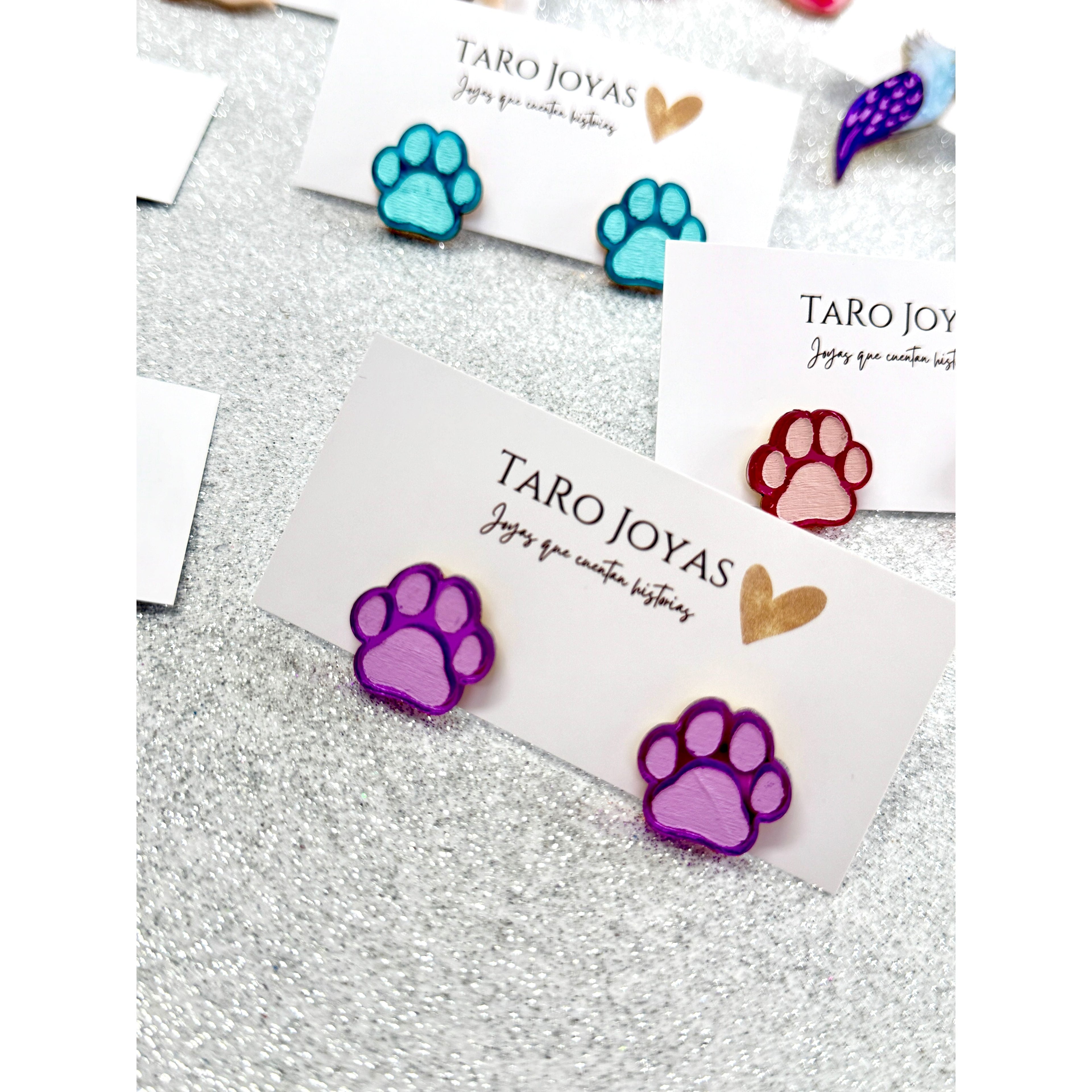 Pendientes TaRo Joyas de metacrilato ligero con diseños de animales y huellas coloridas, colección Kukur, accesorios divertidos y originales inspirados en la naturaleza.