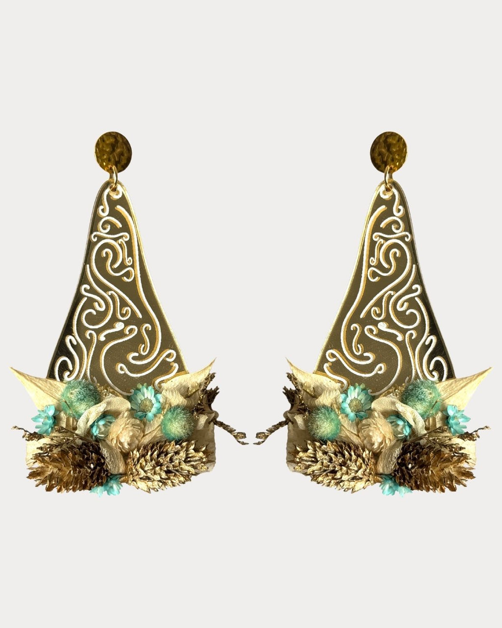 pendientes madrugá taro de estilo flamenco con tonos dorados y flores preservadas en tonos turquesa dorados y beige