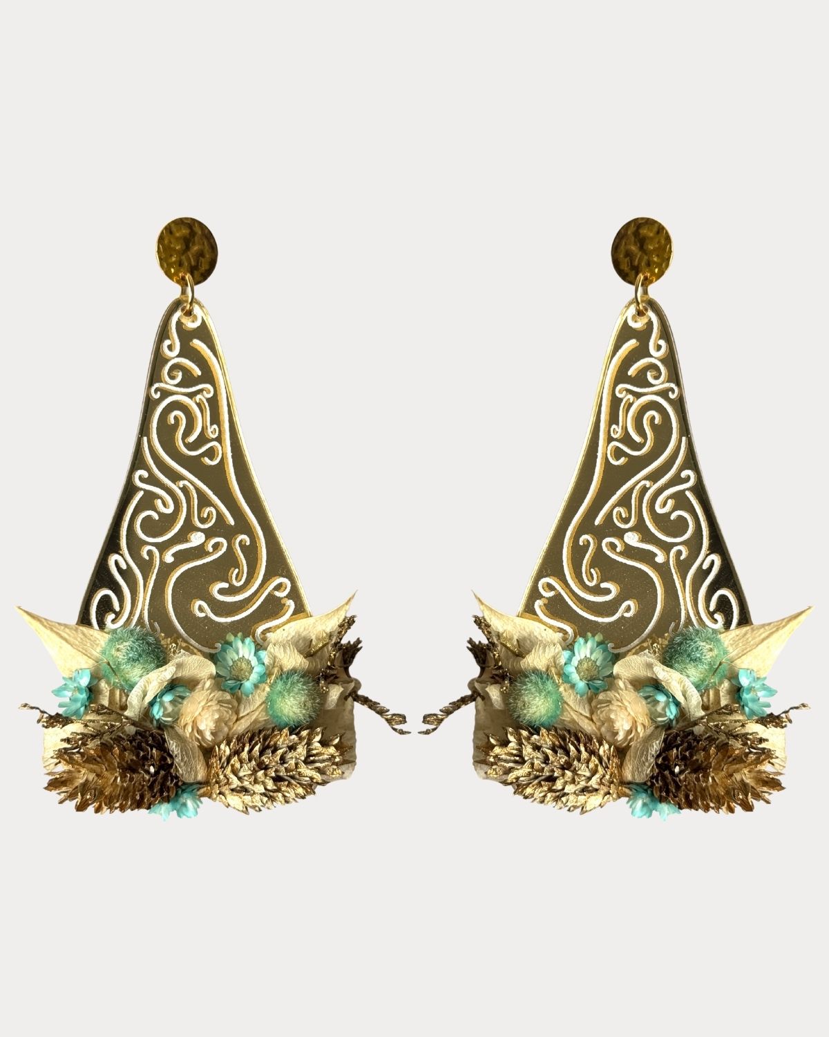 pendientes madrugá taro de estilo flamenco con tonos dorados y flores preservadas en tonos turquesa dorados y beige
