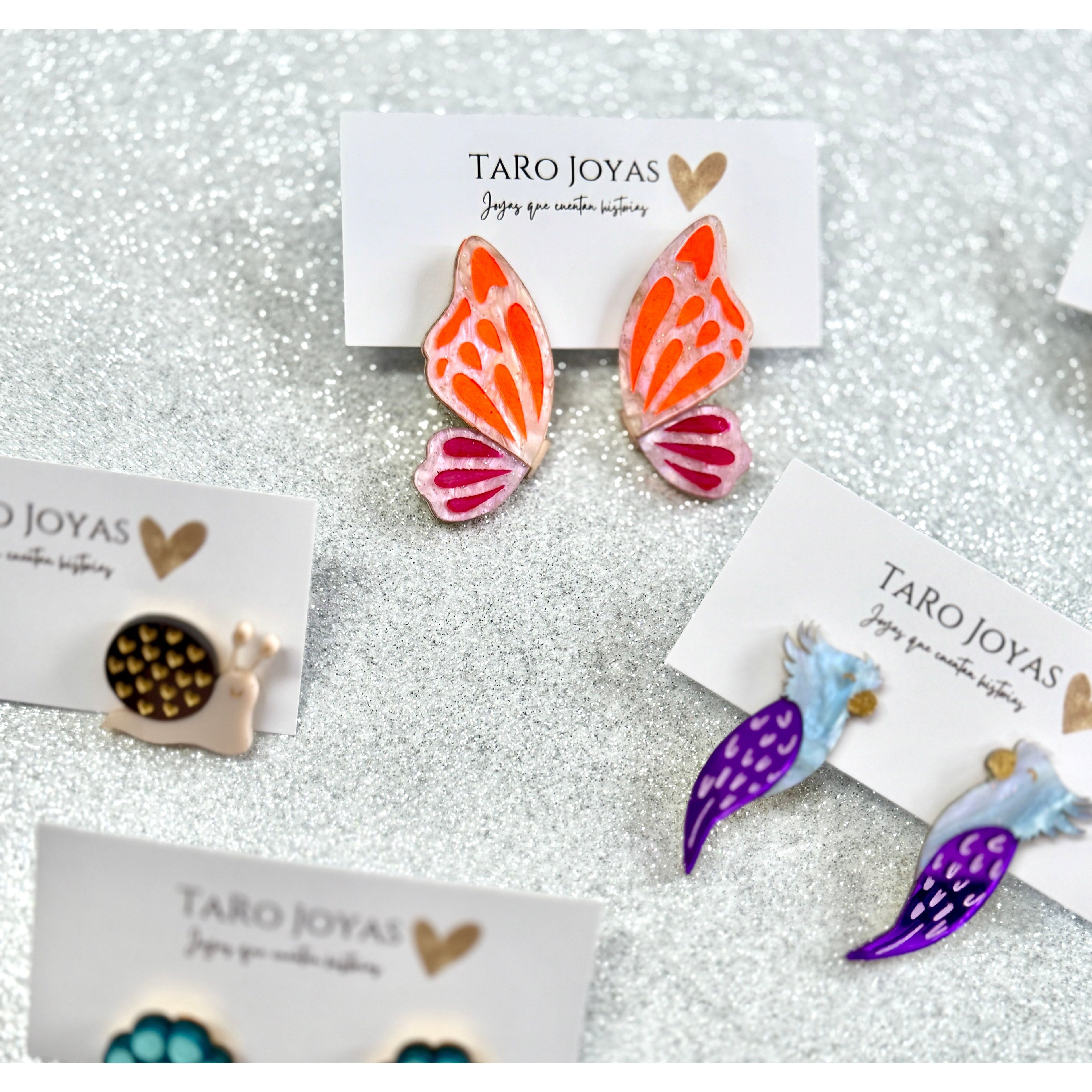 Pendientes TaRo Joyas de metacrilato ligero con diseños de animales y huellas coloridas, colección Kukur, accesorios divertidos y originales inspirados en la naturaleza.