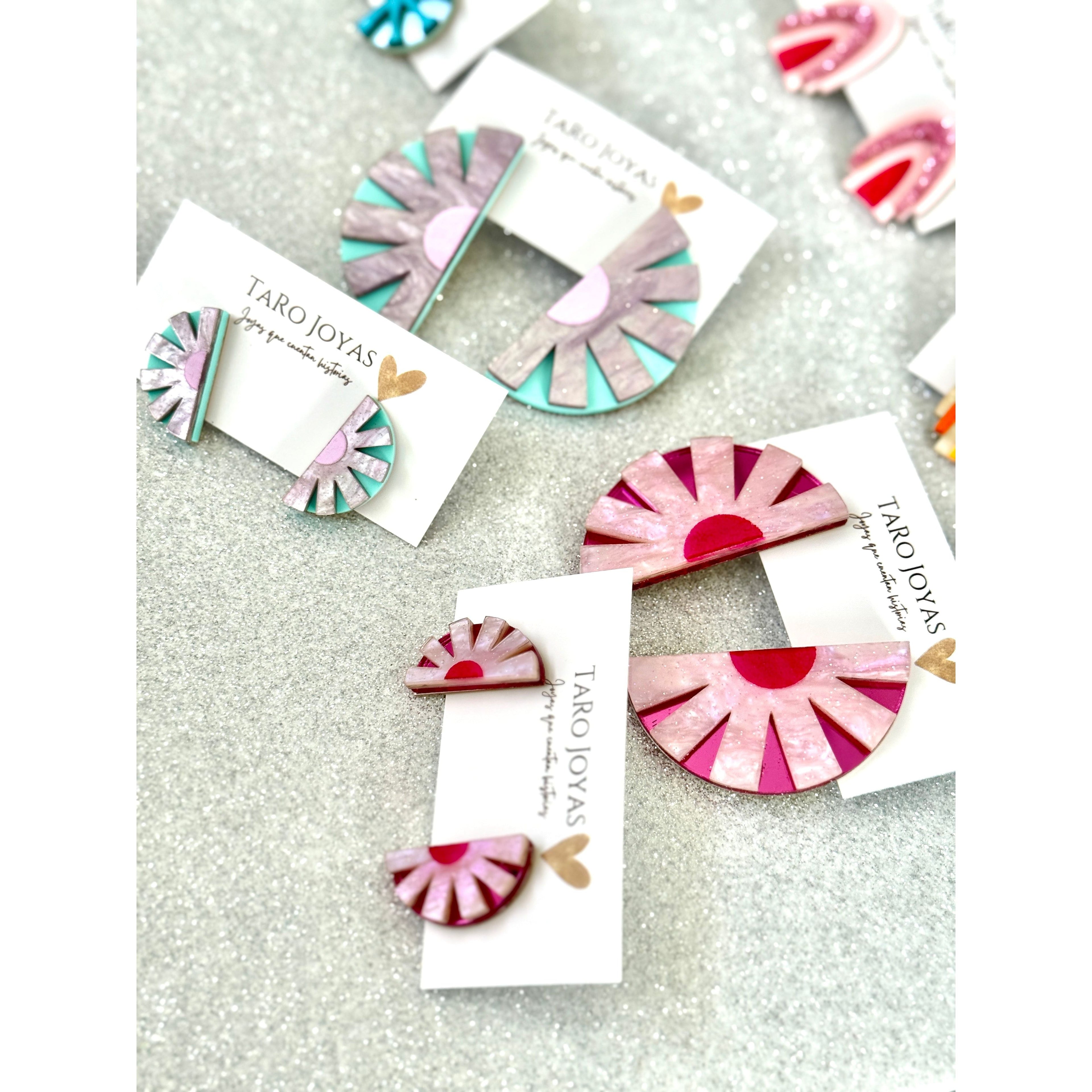 Pendientes TaRo Joyas de metacrilato ligero con colores vibrantes, colección Ataraxia, accesorios únicos y originales para elevar tu look de fin de semana o diario.