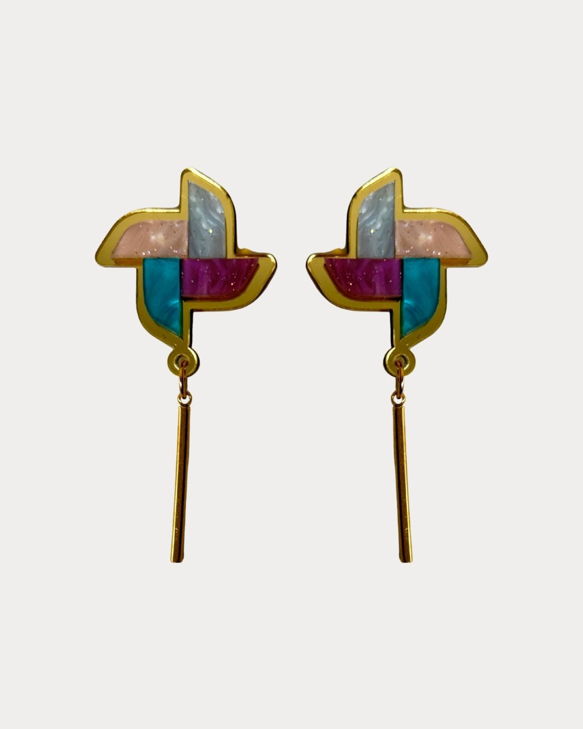 Pendientes TaRo Joyas de metacrilato ligero con diseño de molinillo de viento colorido, colección Bonhomía, para un look alegre y divertido.
