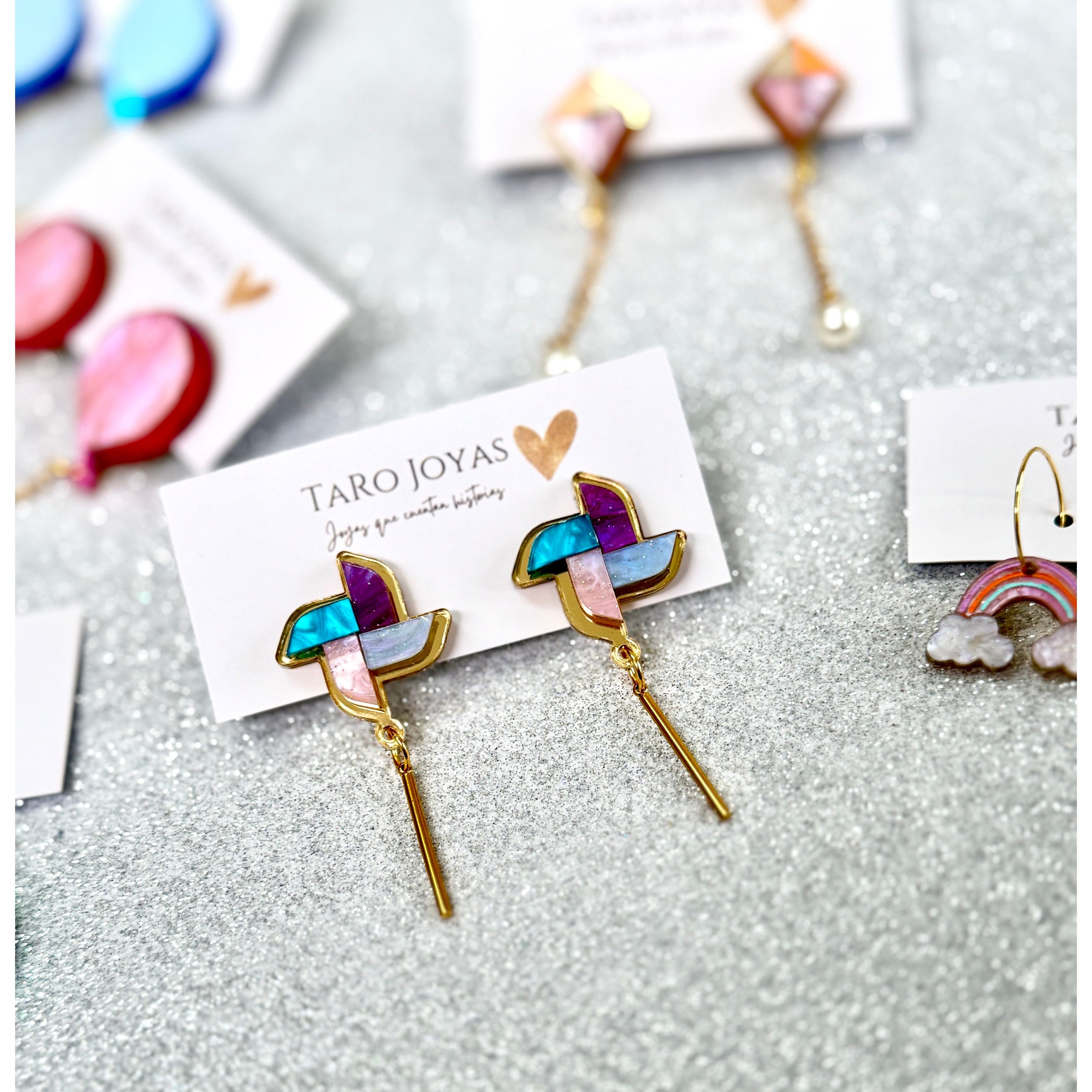 Pendientes TaRo Joyas de metacrilato ligero con diseño de molinillo de viento colorido, colección Bonhomía, para un look alegre y divertido.