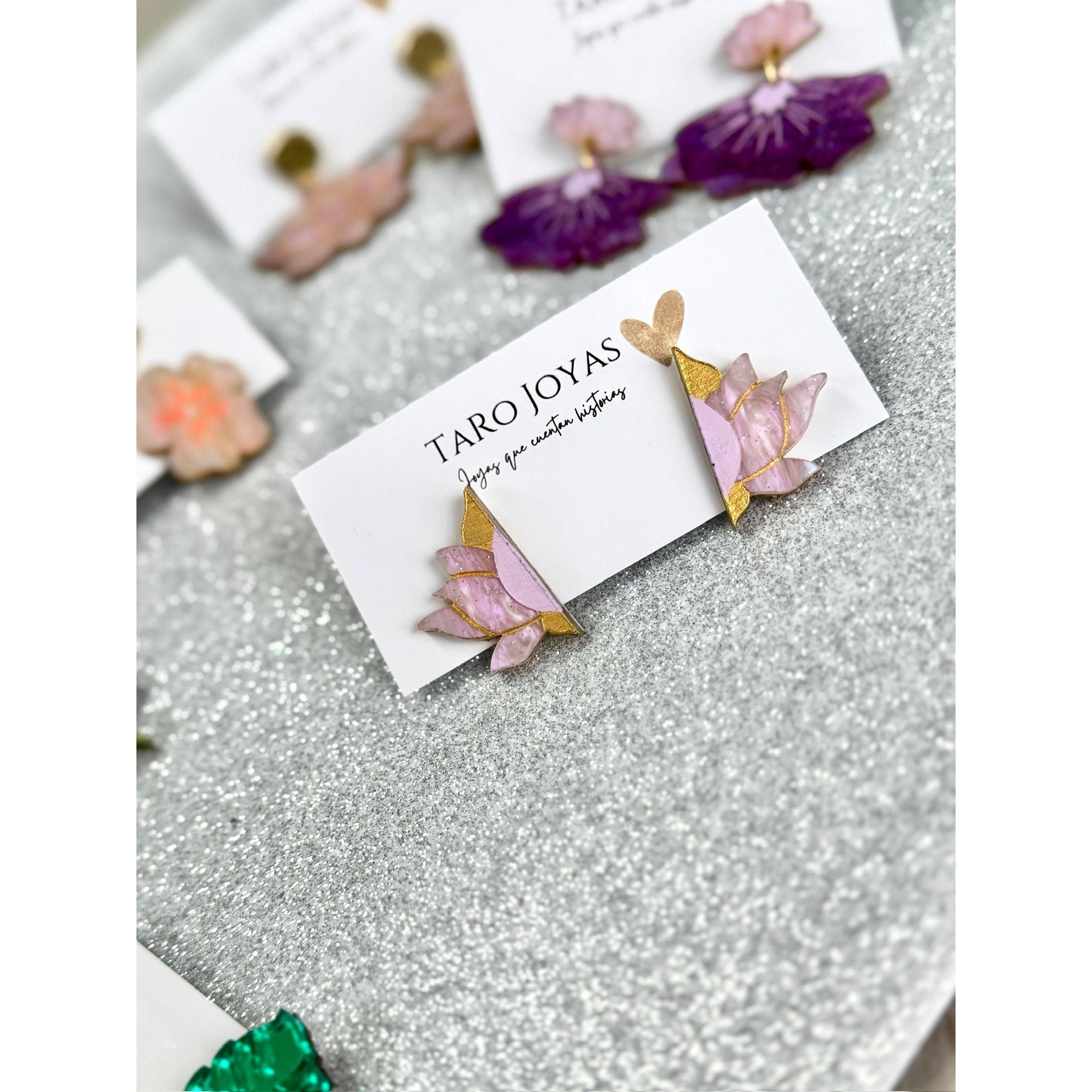 Pendientes TaRo Joyas de metacrilato ligero con diseño de flores coloridas, colección Flowers, accesorios alegres y originales que aportan brillo a tu outfit.