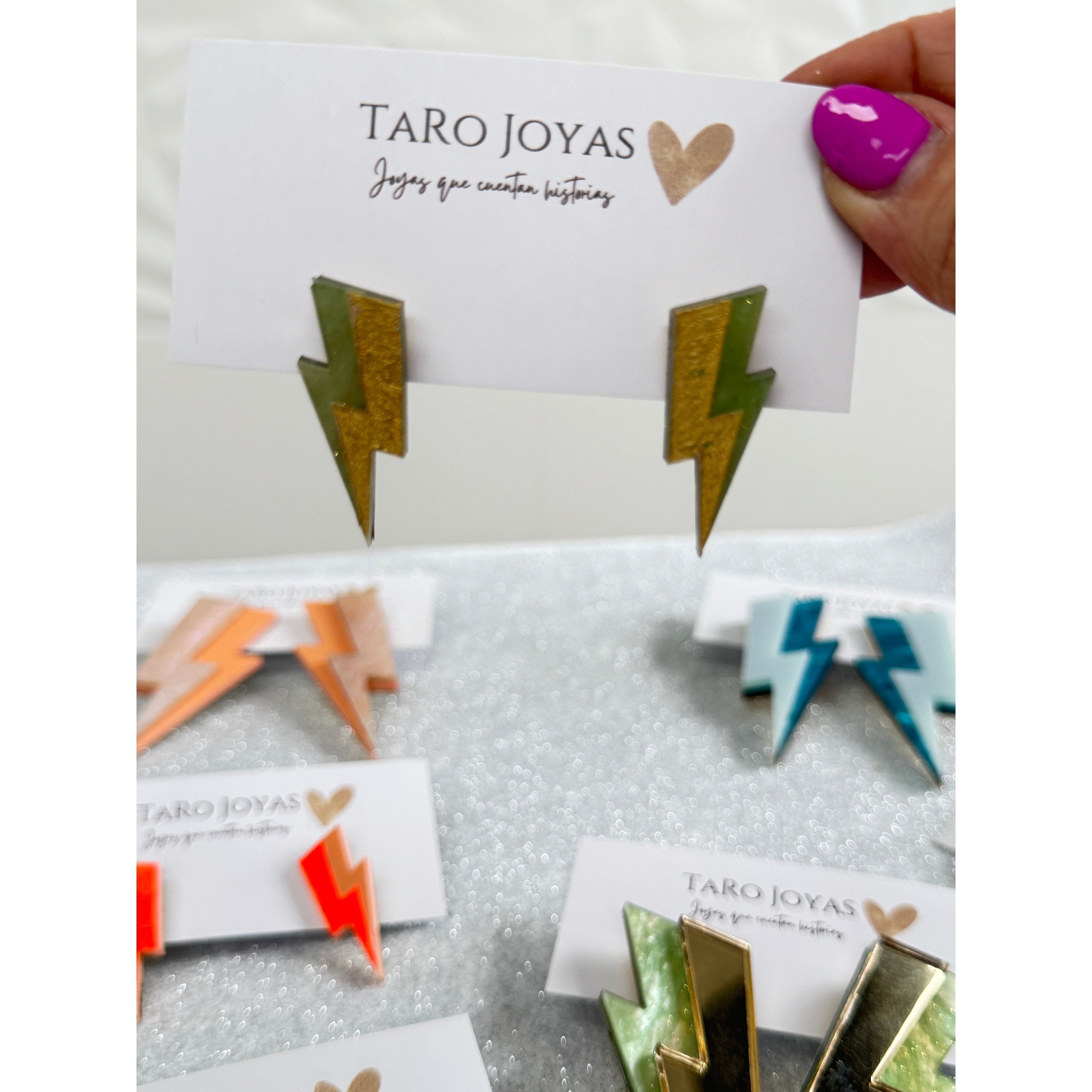 Pendientes TaRo Joyas de metacrilato ligero con colores vibrantes, colección Ataraxia, accesorios únicos y originales para elevar tu look de fin de semana o diario.