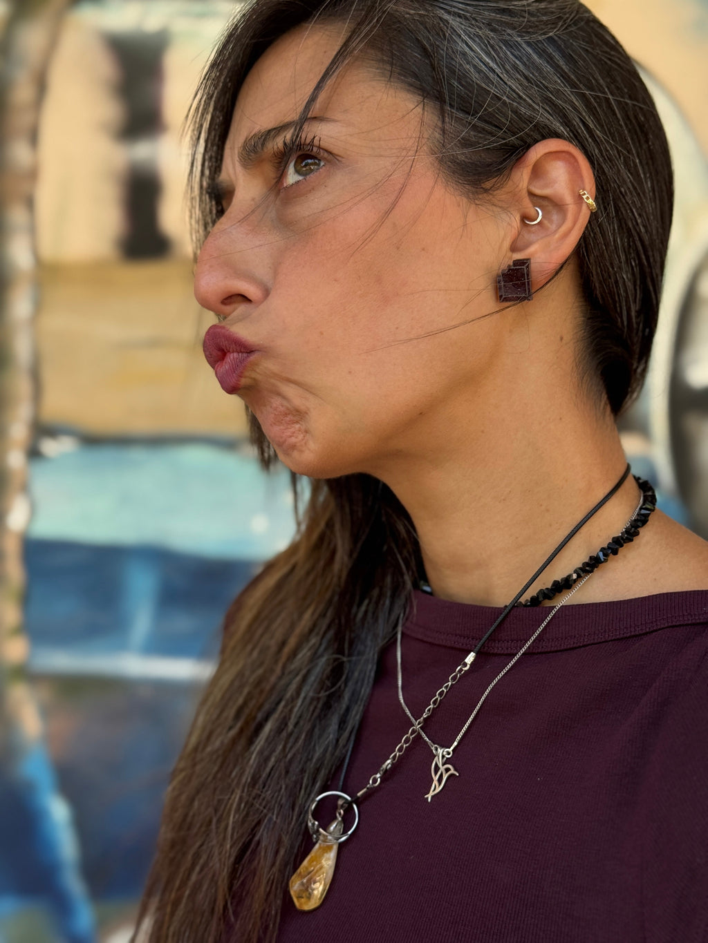 Pendientes TaRo Joyas de metacrilato ligero con forma de tableta de chocolate, colección Sugar Pop, perfectos para un look divertido y lleno de brillo. Lifestyle