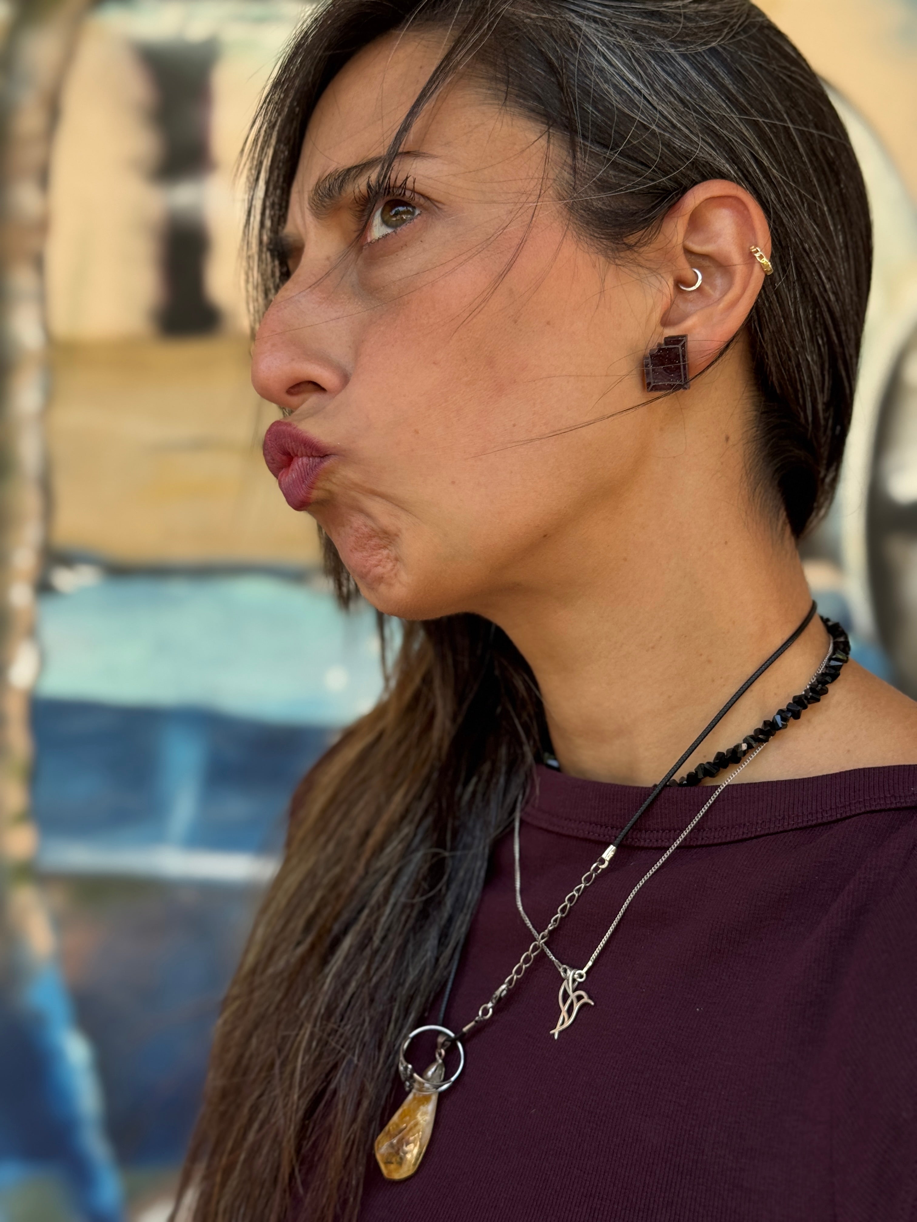 Pendientes TaRo Joyas de metacrilato ligero con forma de tableta de chocolate, colección Sugar Pop, perfectos para un look divertido y lleno de brillo. Lifestyle