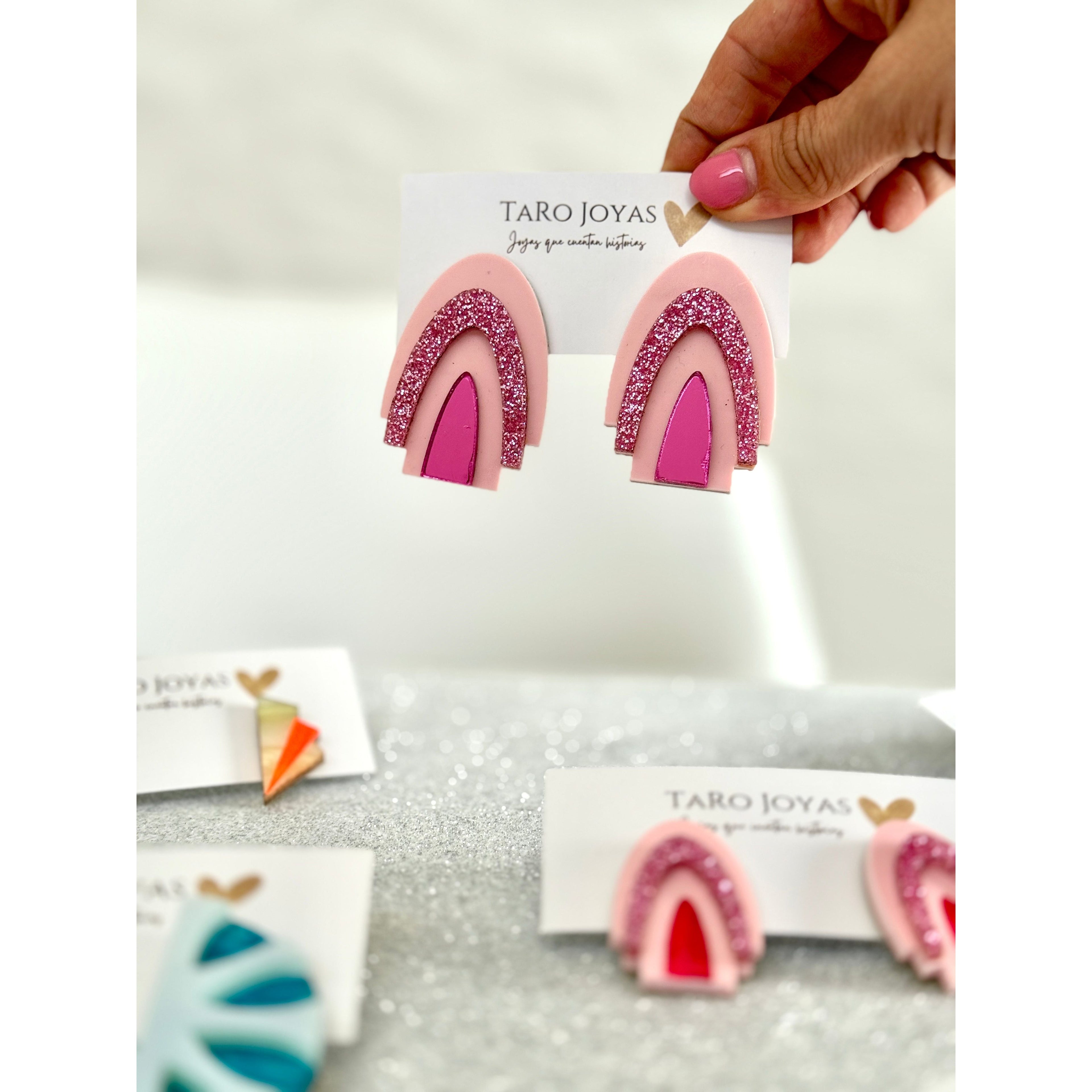 Pendientes TaRo Joyas de metacrilato ligero con colores vibrantes, colección Ataraxia, accesorios únicos y originales para elevar tu look de fin de semana o diario.