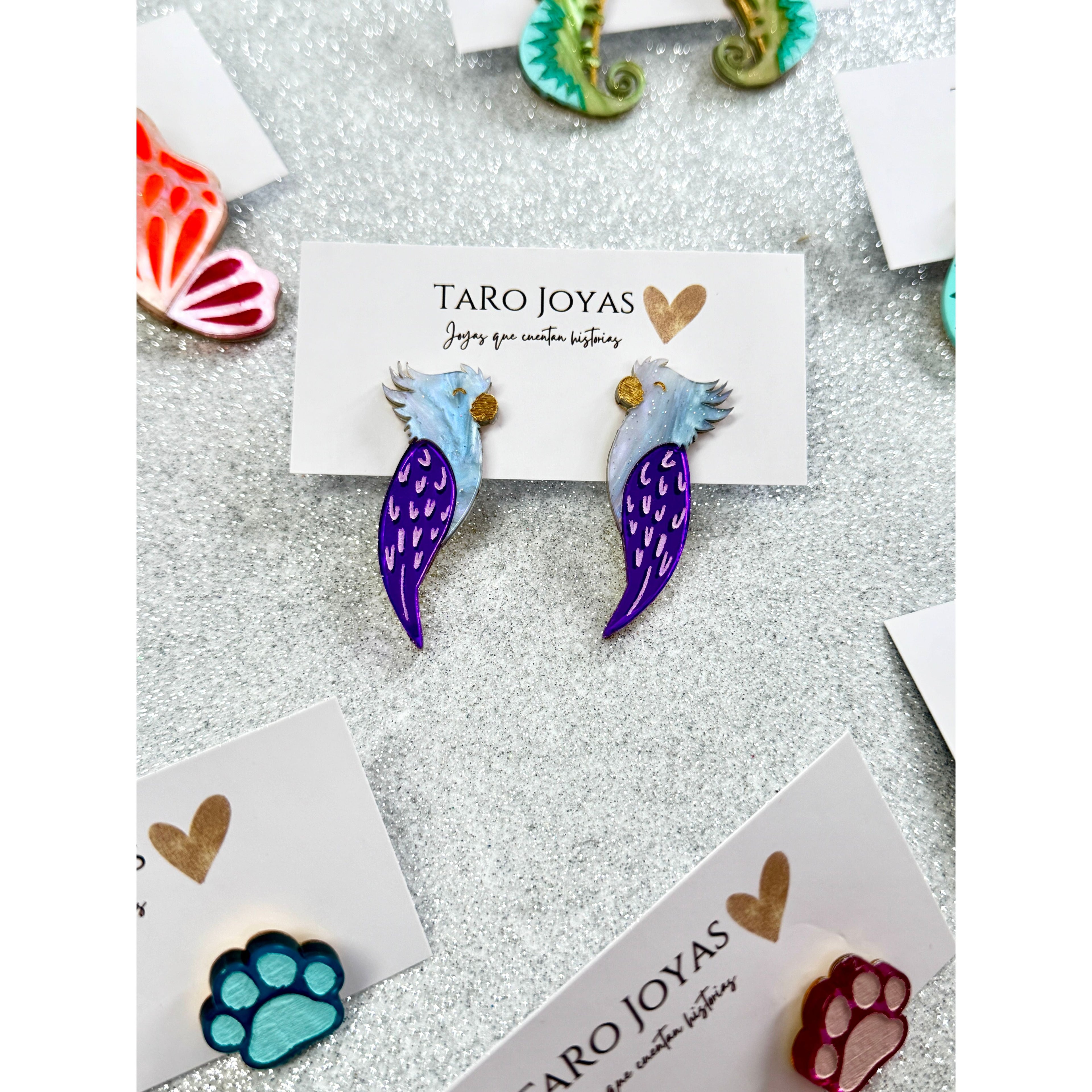Pendientes TaRo Joyas de metacrilato ligero con diseños de animales y huellas coloridas, colección Kukur, accesorios divertidos y originales inspirados en la naturaleza.