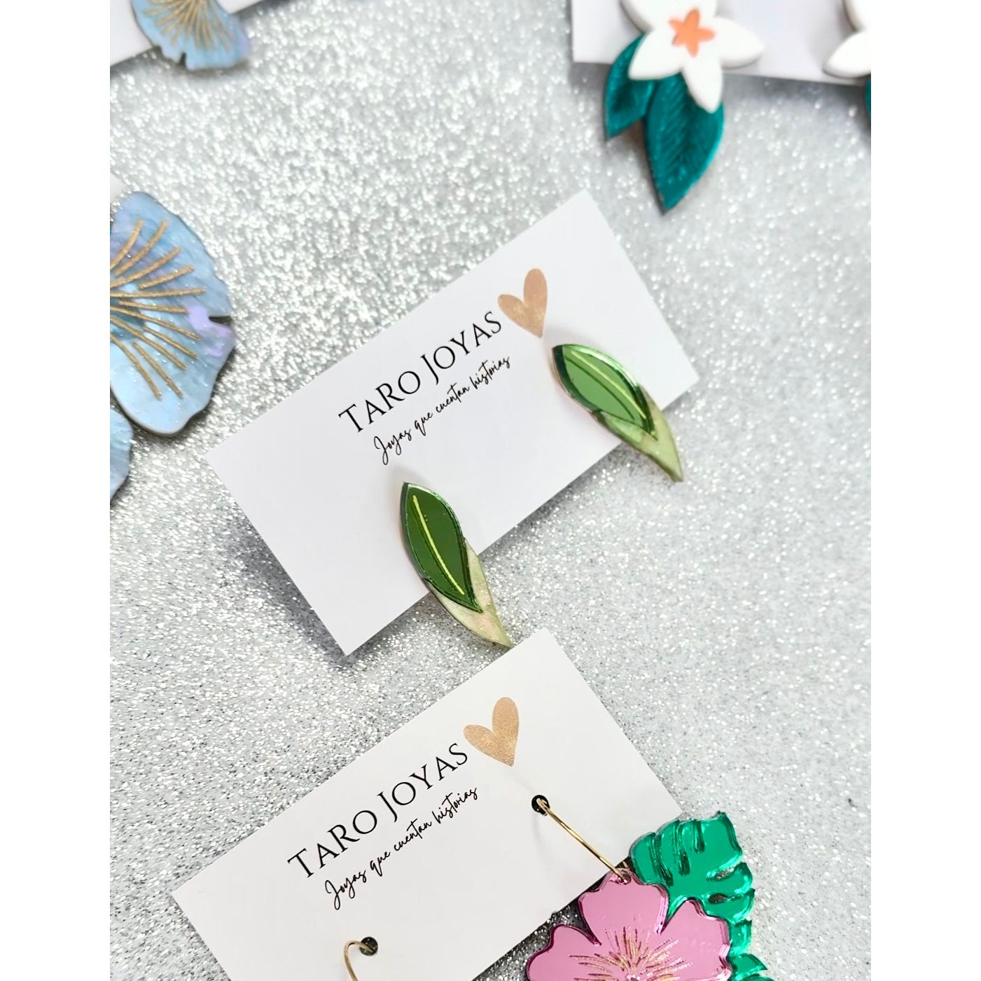 Pendientes TaRo Joyas de metacrilato ligero con diseño de flores coloridas, colección Flowers, accesorios alegres y originales que aportan brillo a tu outfit.