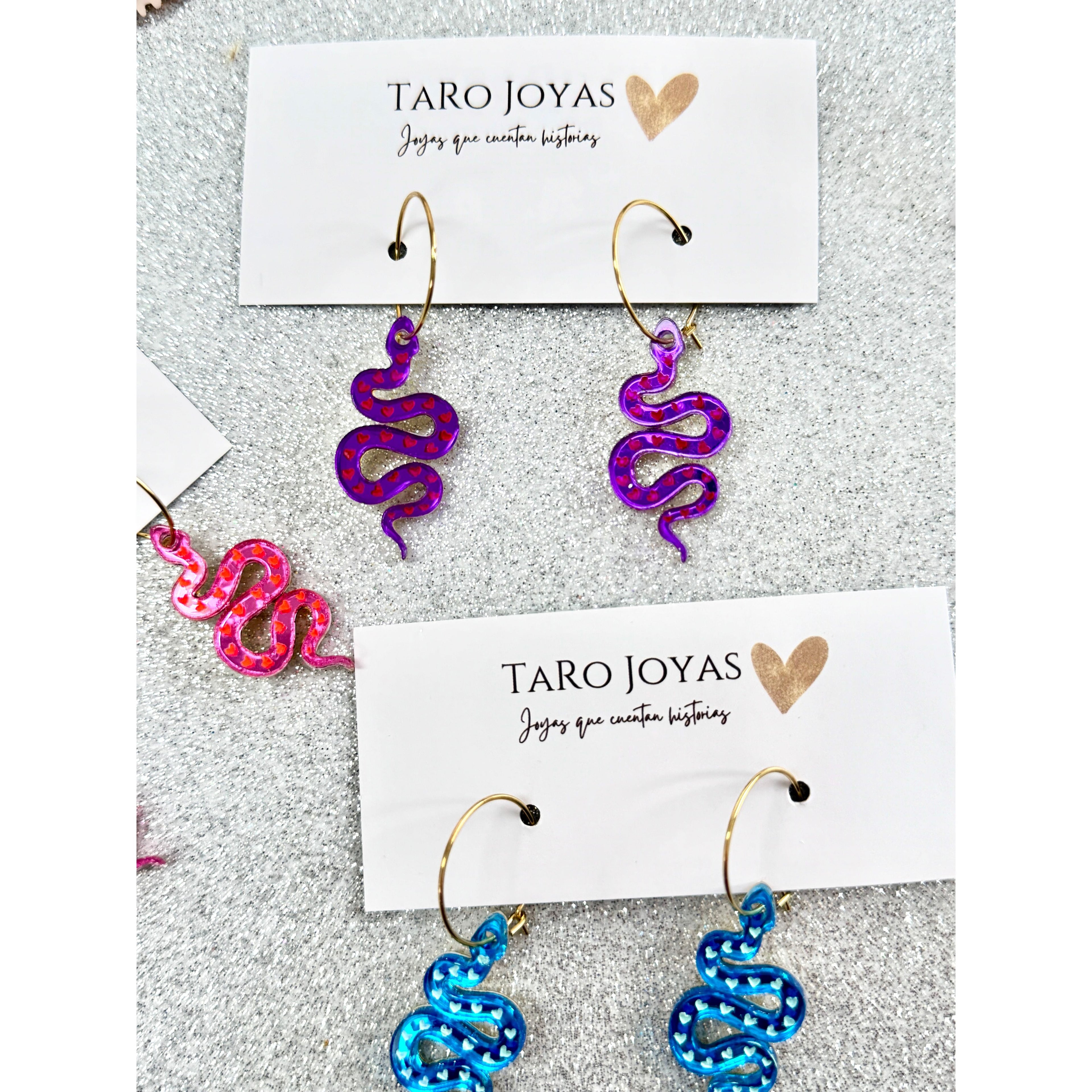 Pendientes TaRo Joyas de metacrilato ligero con diseños de animales y huellas coloridas, colección Kukur, accesorios divertidos y originales inspirados en la naturaleza.