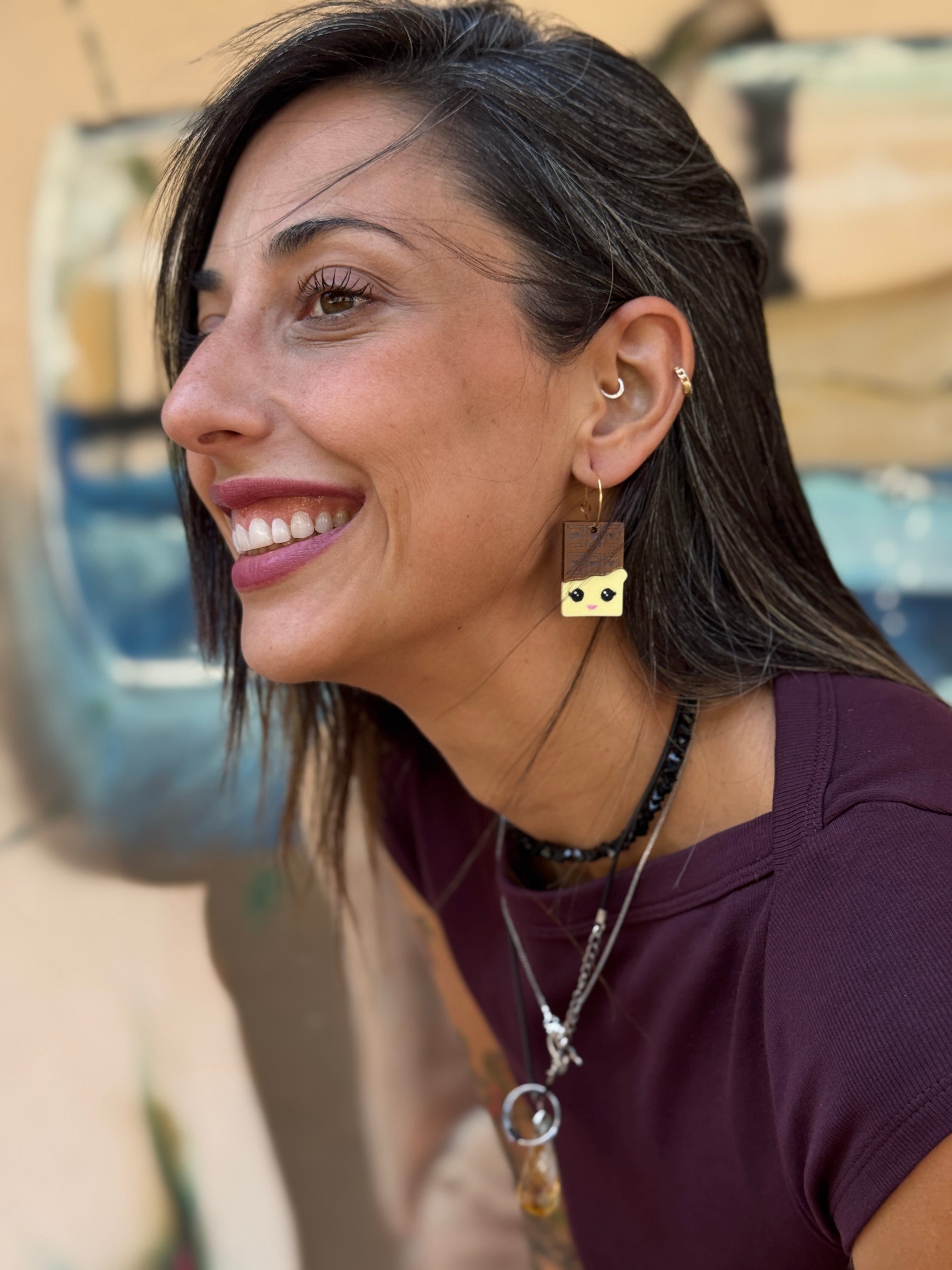 Pendientes de metacrilato ligero con diseño de onza de chocolate, colección Sugar Pop de TaRo Joyas, accesorios dulces y originales que elevan cualquier outfit. Lifestyle