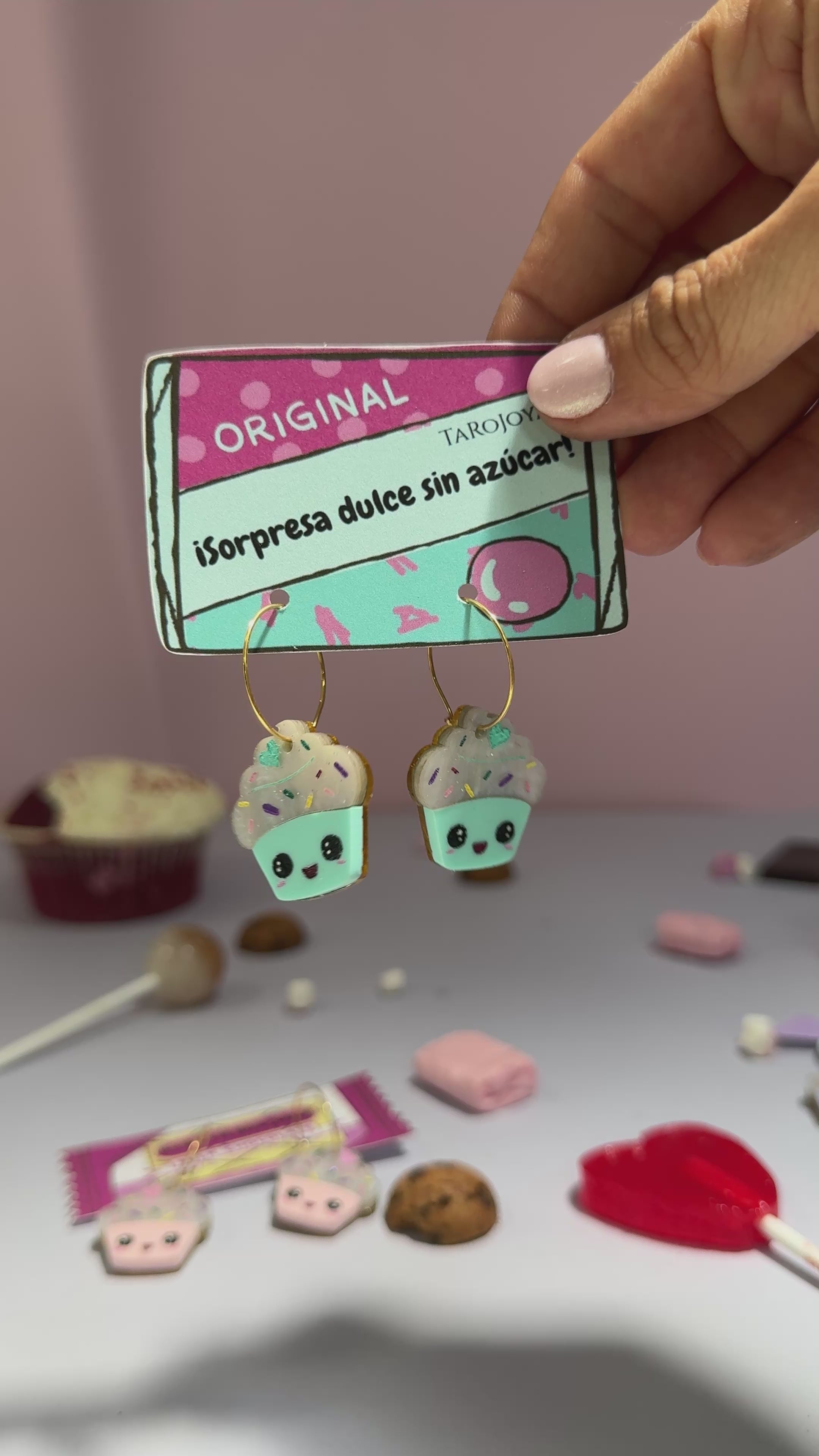 Pendientes TaRo Joyas de metacrilato ligero con diseño de cupcake colorido, colección Sugar Pop, accesorios alegres que elevan tu outfit y aportan brillo. Vídeo