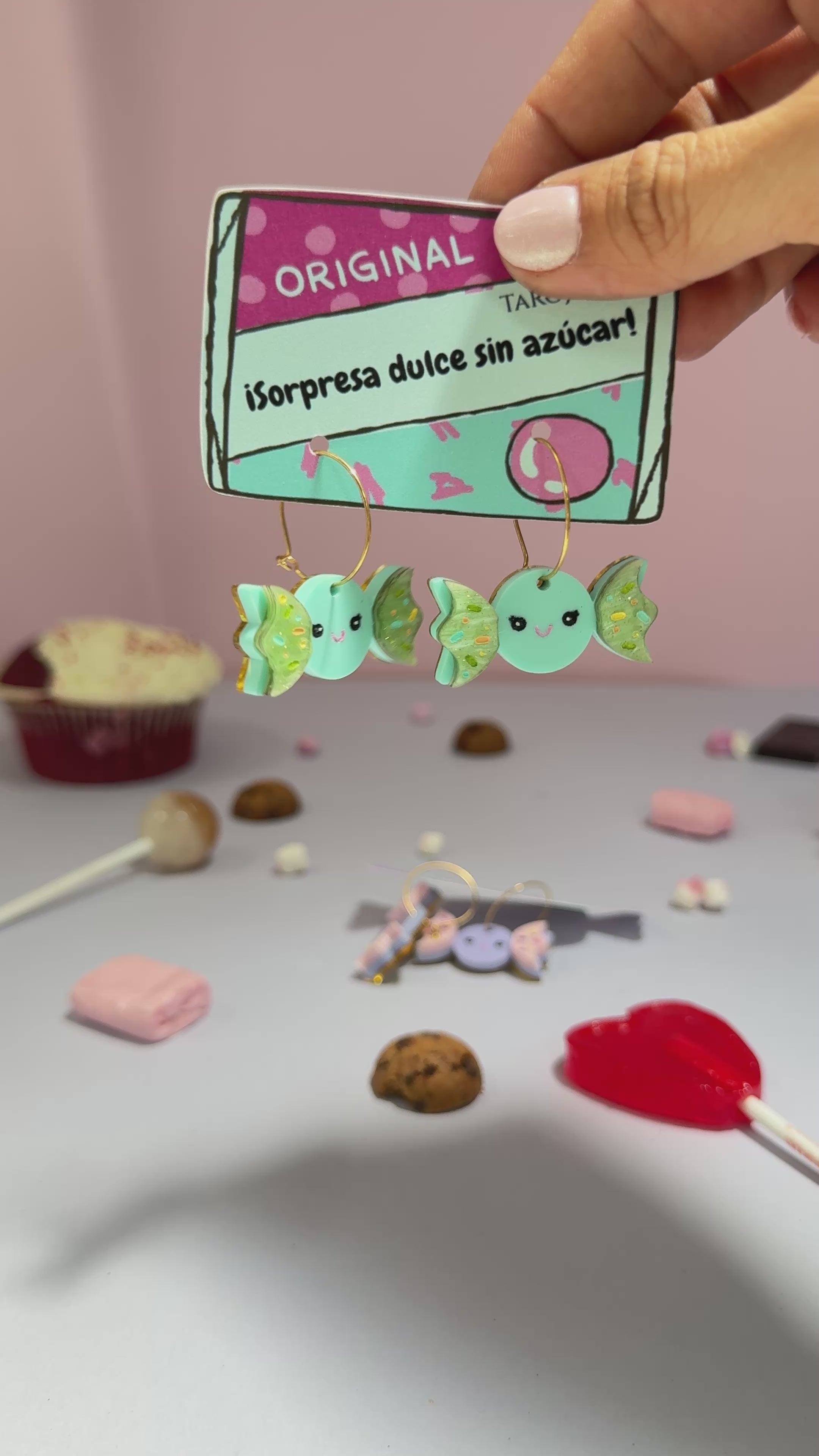 Pendientes de metacrilato ligero con diseño de caramelo colorido, colección Sugar Pop de TaRo Joyas, ideales para un estilo alegre y original. Vídeo