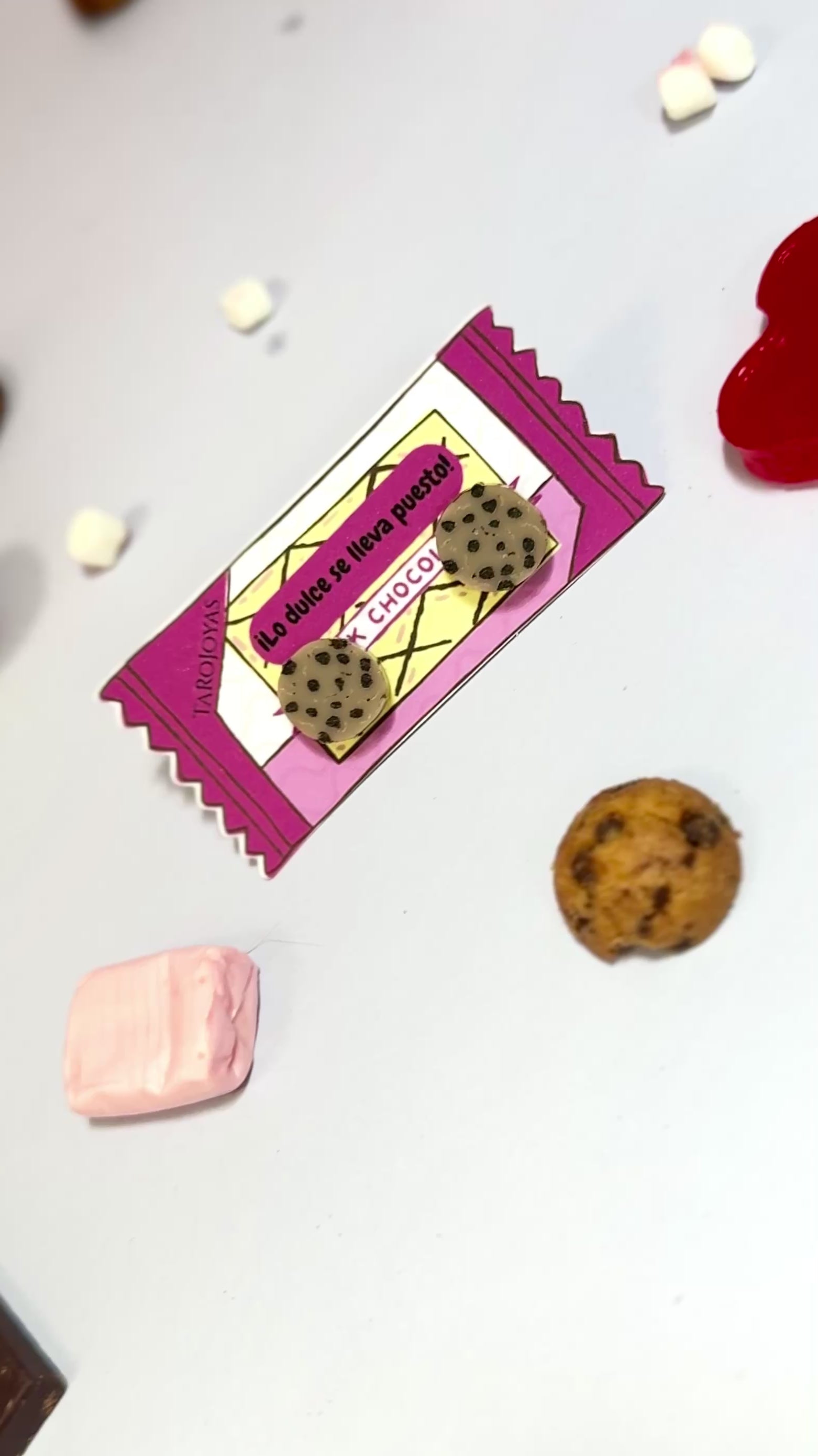 Pendientes TaRo Joyas de metacrilato ligero con diseño de cookies coloridas, colección Sugar Pop, ideales para brillar y añadir diversión a tu look diario. vídeo
