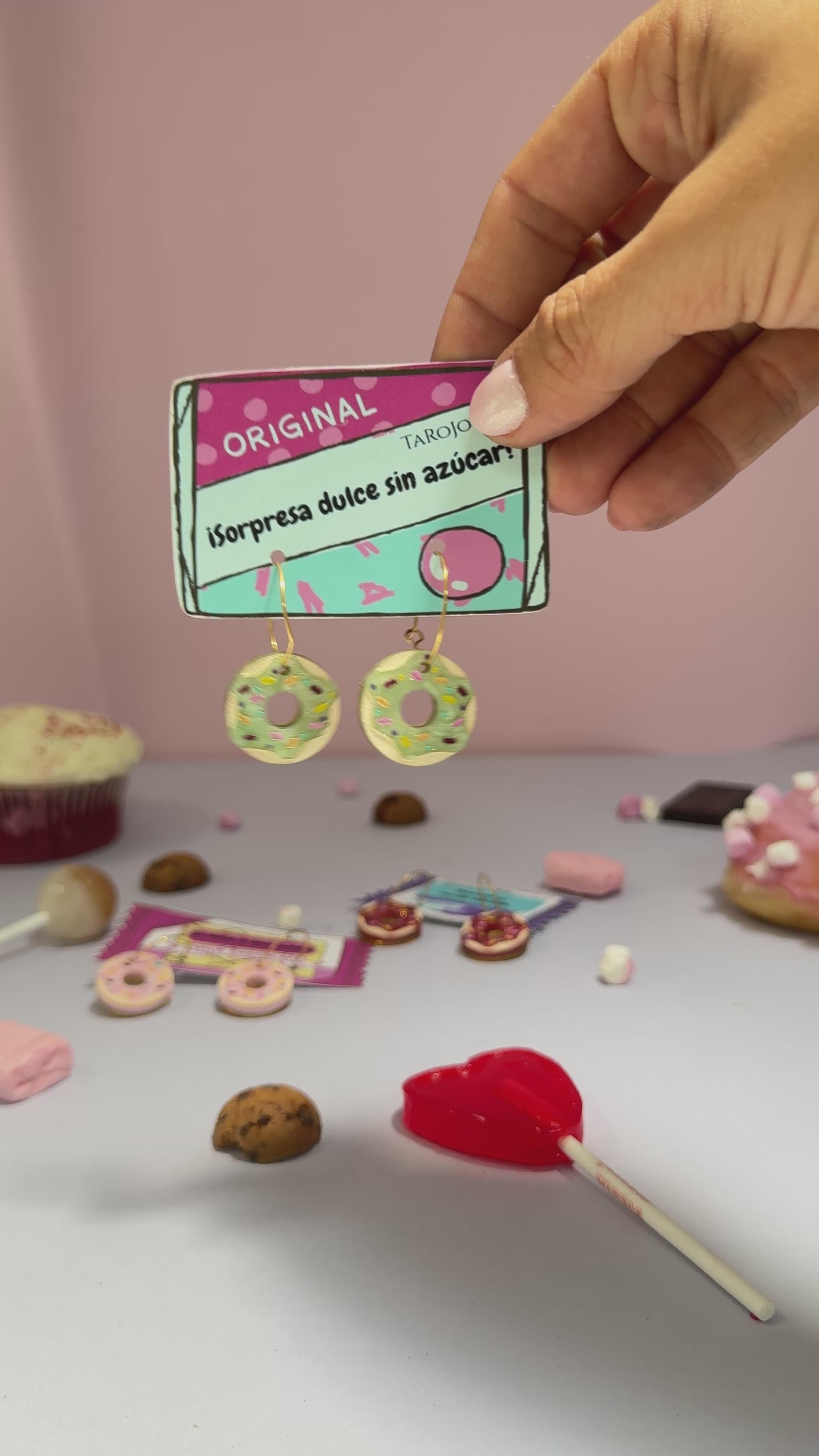 Pendientes de metacrilato ligero en forma de donuts con chispitas de colores, colección Sugar Pop de TaRo Joyas, perfectos para un look divertido y original. Vídeo