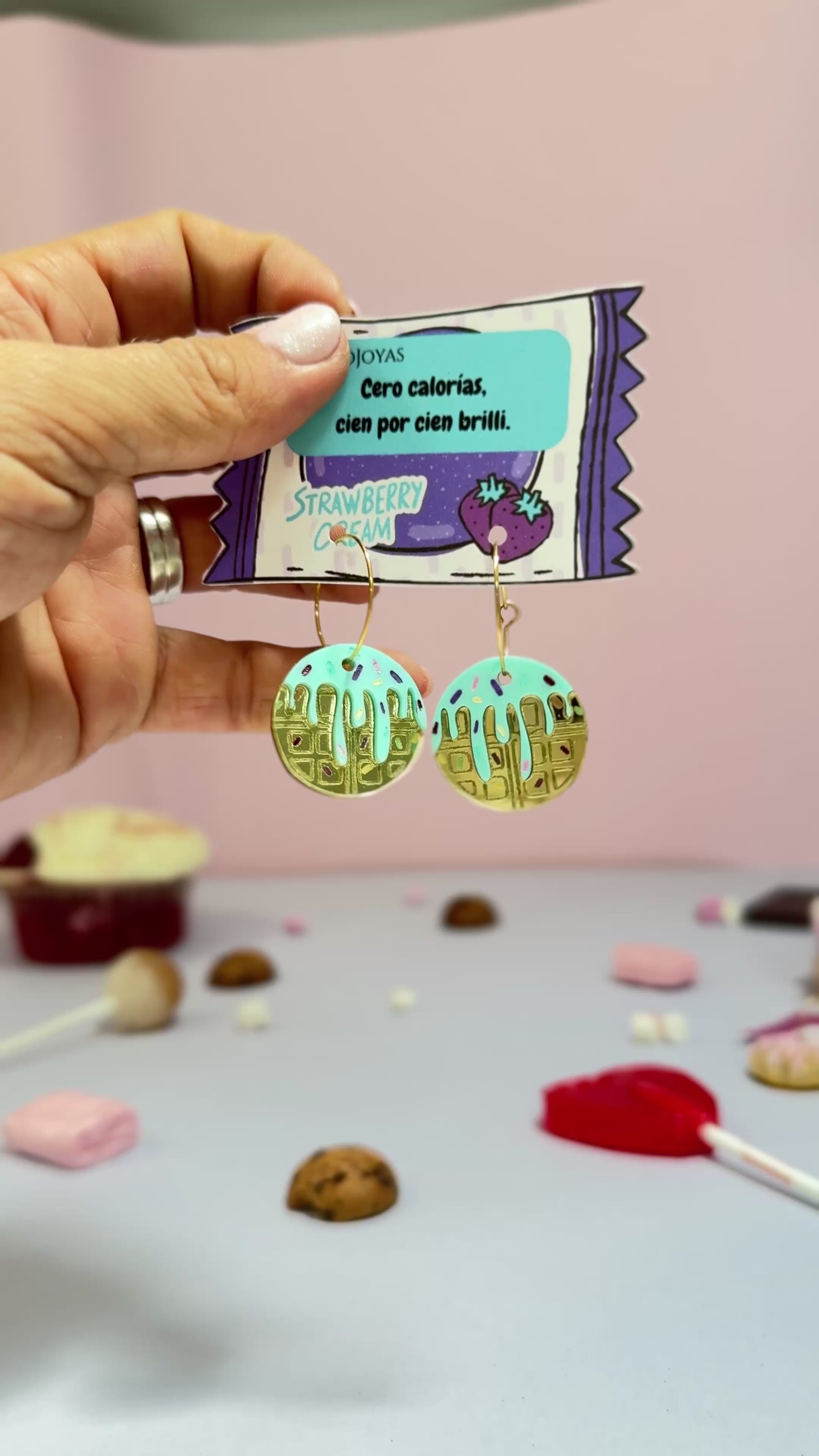 Pendientes de metacrilato ligero con forma de gofre dorado, colección Sugar Pop de TaRo Joyas, para un estilo dulce y original en tu día a día. Vídeo