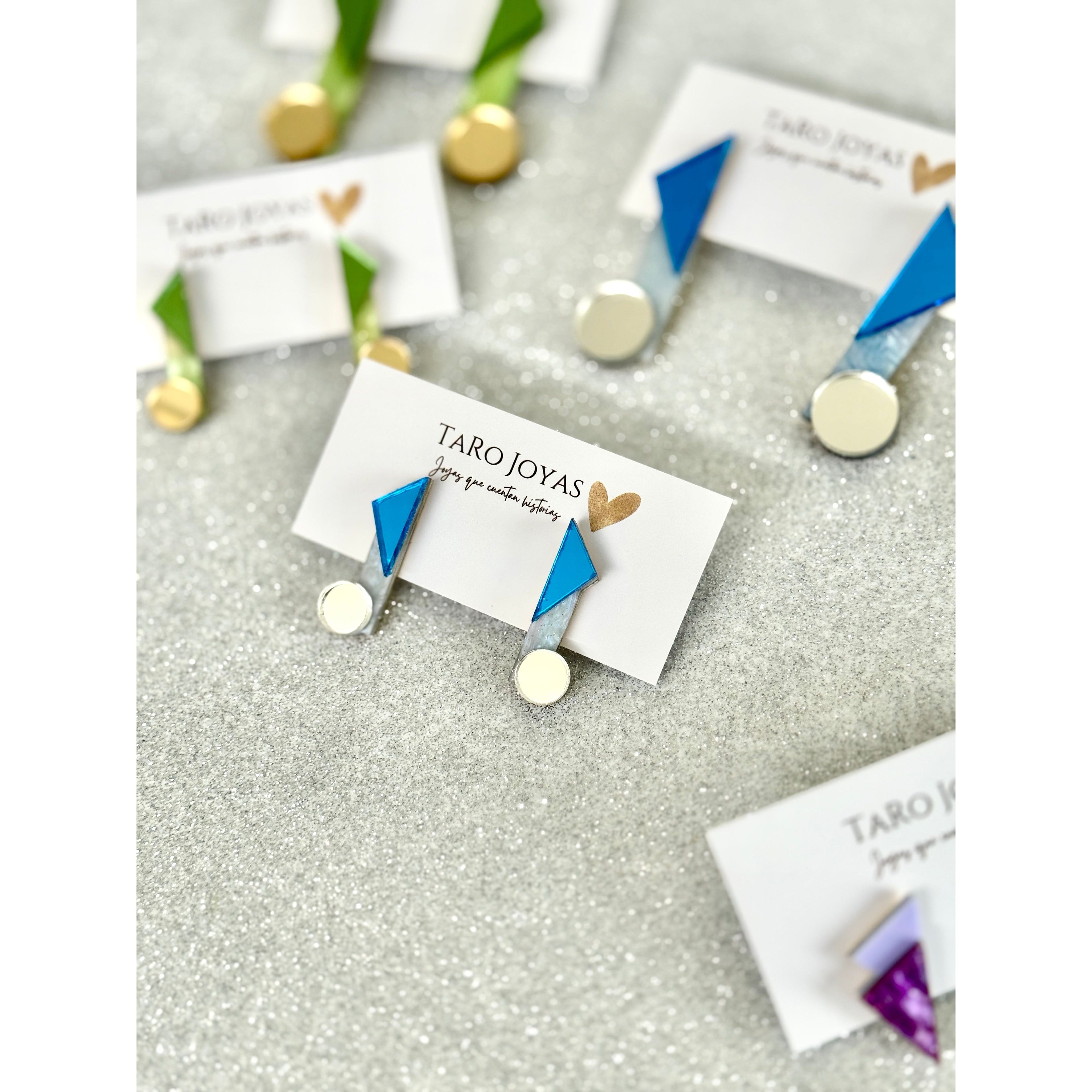 Pendientes TaRo Joyas de metacrilato ligero con colores vibrantes, colección Ataraxia, accesorios únicos y originales para elevar tu look de fin de semana o diario.