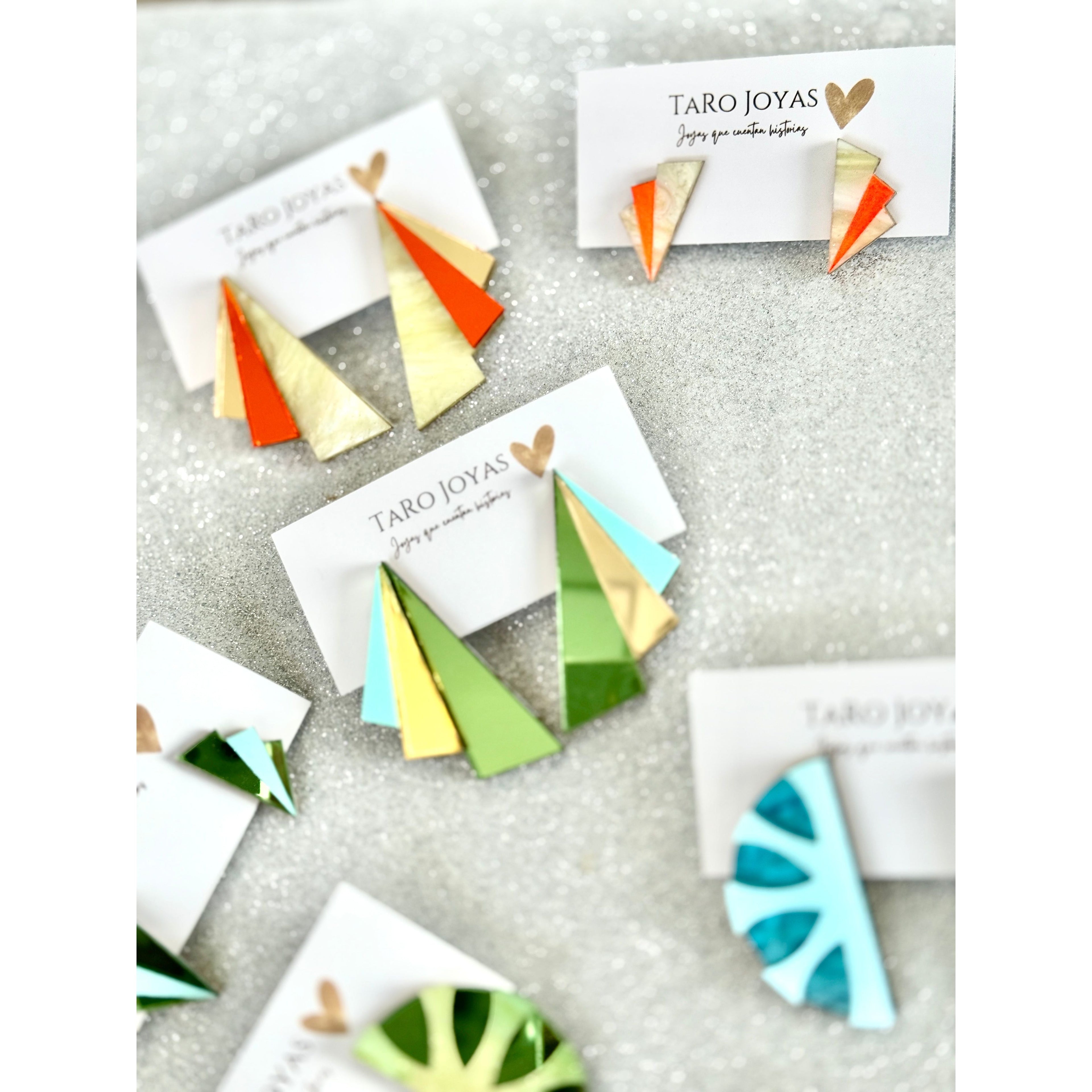 Pendientes TaRo Joyas de metacrilato ligero con colores vibrantes, colección Ataraxia, accesorios únicos y originales para elevar tu look de fin de semana o diario.